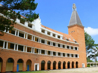Du lịch Đà Lạt - Ghé thăm ngôi trường có nét kiến trúc độc đáo